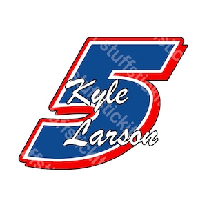 Puede incluir: Un número de carreras 5 azul y rojo con un contorno blanco. El nombre "Kyle Larson" está escrito en letras blancas cursivas dentro del número.