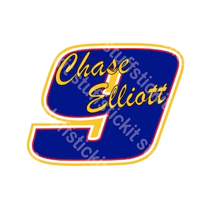 Puede incluir: Una pegatina con el número 9 en diseño azul, amarillo y rojo. El nombre "Chase Elliott" está escrito en amarillo sobre el número. La pegatina tiene un fondo blanco.