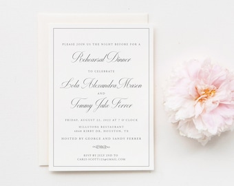 以下が含まれることがあります： ボラ・アレクサンドラ・マセンとトミー・ジェイク・フェラーの結婚を祝うリハーサルディナーの白い招待状。イベントは2022年8月22日（金）午後7時に、ヒルトンレストラン（4845カービー通り、ヒューストン、TX）で開催されます。イベントはジョージとサンディ・フェラーが主催します。7月2日までにcarly-scott125@gmail.comまでご連絡ください。