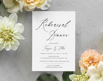 以下が含まれることがあります： 「Truje & Ethe」の結婚式の練習ディナーの案内が書かれた白いカード。黒い書体で書かれており、2022年8月22日（金）午後7時30分、Toro Boston（1704 Washington St., Boston, MA）で開催されます。主催はGeorgeとSandy Beasleyです。RSVPはgeorge23@gmail.comまで。」