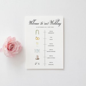 Può includere: Una carta di tempistica del matrimonio con sfondo bianco e testo nero. La carta elenca gli eventi del matrimonio con icone corrispondenti, tra cui un arco floreale, fedi nuziali, flute di champagne, un piatto da cena, una torta nuziale e note musicali. Il testo recita "Benvenuti al nostro matrimonio" e "28 settembre 2023 New York".