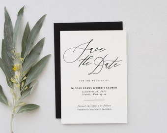 以下が含まれることがあります： 白黒のデザインの結婚式の招待状。カードには、「Save the Date」という手書きの文字と、Nicole Evans と Chris Closer の名前、結婚式の日付 2022 年 9 月 25 日、場所のシアトル、ワシントン州が記載されています。また、「正式な招待状は後ほど」というテキストと、「theknot.com/nicole&chris」というウェブサイトも記載されています。