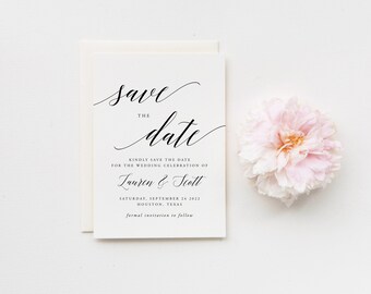 以下が含まれることがあります： エレガントなカリグラフィーで「Save the Date」と書かれたクリーム色の結婚式の招待状。招待状には、お揃いの封筒と柔らかなピンクの花が添えられています。テキストには、Lauren & Scottの名前と、2022年9月24日土曜日、テキサス州ヒューストンの日付が含まれています。