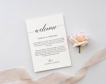 以下が含まれることがあります： 「welcome」の文字がエレガントな筆記体で書かれた、クリーム色のウェディングウェルカムカード。結婚式のセレモニーに関するテキストが含まれています。ピンクのバラとリボンも表示されています。カードは家族や友人のために作られています。