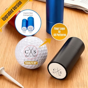 Puede incluir: Pelota de golf blanca con logotipo personalizado, mide 1,5 cm. Incluye un tubo negro y un tubo azul, con el texto "Your Logo Or 48 Patterns". La imagen también muestra un tee de golf.