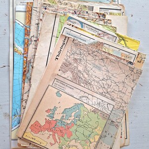 Könnte beinhalten: Ein Stapel alter Karten mit einer Karte von Europa, die die verschiedenen ethnischen Gruppen Europas zeigt. Die Karte ist mit "Die Völker Europas" betitelt und ist in deutscher Sprache. Die Karten sind in verschiedenen Brauntönen, Gelb und Blau gehalten.
