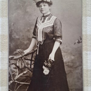 Antieke kastfoto, dame met hoed, circa 1900, kartonnen foto, foto