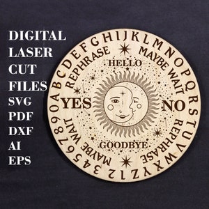 Puede incluir: Una tabla de Ouija de madera con un diseño de sol y luna. La tabla presenta el alfabeto, los números del 1 al 9, 0, y las palabras "sí", "no", "tal vez", "esperar", "reformular", "adiós", y "hola".