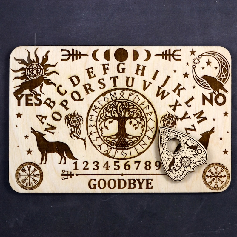 K&ouml;nnte beinhalten: Holz-Ouija-Brett mit Planchette, einem Lebensbaum-Design und den Buchstaben des Alphabets, den Zahlen 1-9 und den W&ouml;rtern "YES", "NO" und "GOODBYE".