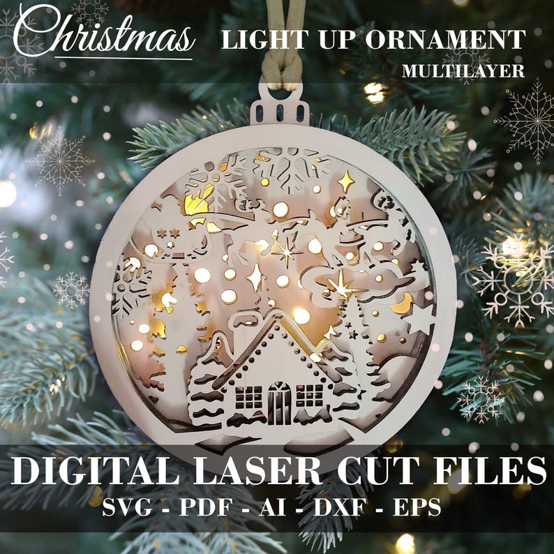 Pu&ograve; includere: Un ornamento natalizio in legno a forma di palla con un design illuminato. L'ornamento presenta una casa, alberi e stelle. Il testo "Christmas Light Up Ornament Multilayer" &egrave; nella parte superiore dell'immagine. Il testo "Digital Laser Cut Files SVG - PDF - AI - DXF - EPS" &egrave; nella parte inferiore dell'immagine.