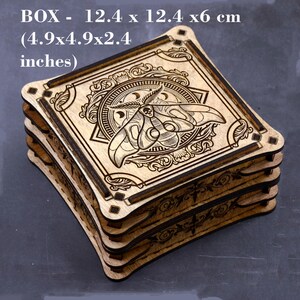 May include: A wooden box with a decorative design featuring a moth with a skull. The box is 12.4 x 12.4 x 6 cm (4.9 x 4.9 x 2.4 inches).