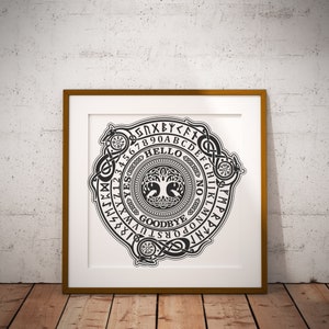 K&ouml;nnte beinhalten: Eine Schwarzwei&szlig;illustration eines Ouija-Bretts mit einem Lebensbaum-Design in der Mitte. Das Brett enth&auml;lt das Alphabet, die Zahlen 1-9 und die W&ouml;rter "ja", "nein", "auf Wiedersehen", "hallo" und "gute Nacht".