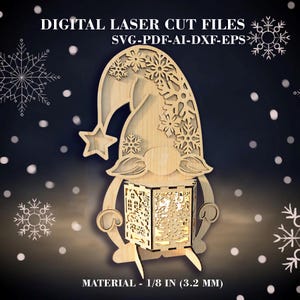 Puede incluir: Una linterna de madera con forma de gnomo con una estrella en su sombrero y recortes de copos de nieve. La linterna tiene un cuerpo rectangular con intrincados diseños recortados. El texto "DIGITAL LASER CUT FILES" y "MATERIAL - 3,2 MM" son visibles.