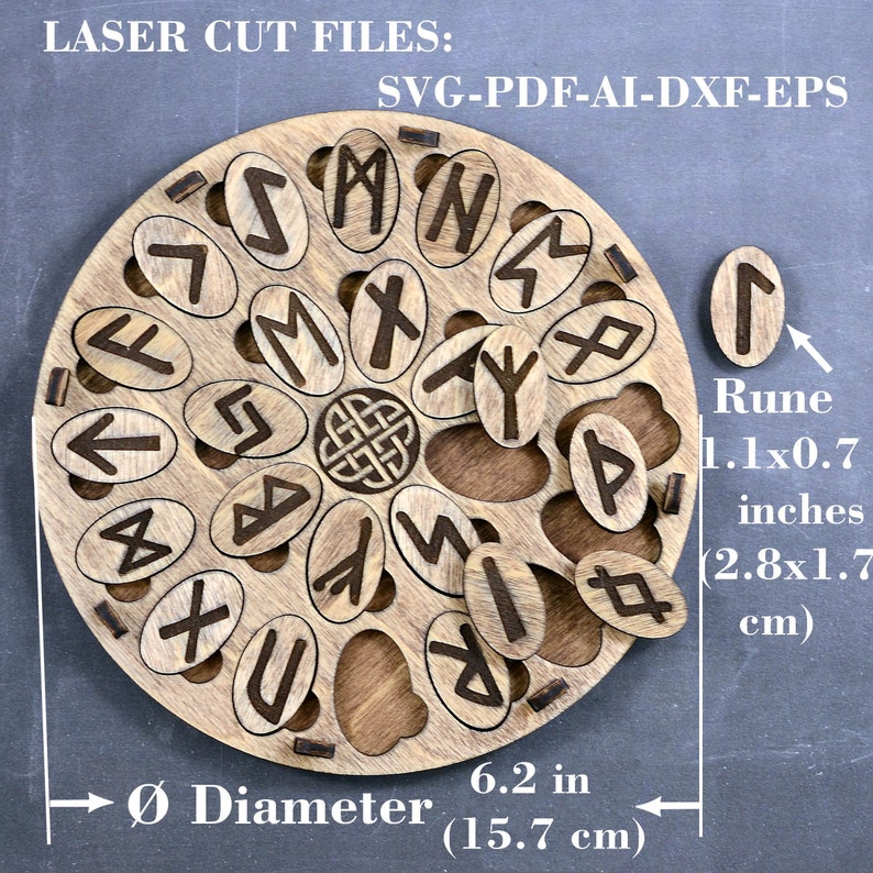K&ouml;nnte beinhalten: Ein Holzkreis mit 24 ausgeschnittenen einzelnen Runen. Die Runen sind in einem Kreis um einen zentralen keltischen Knoten angeordnet. Der Kreis hat einen Durchmesser von 15,7 cm. Jede Rune ist 2,8 cm x 1,7 cm gro&szlig;.