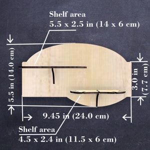 Puede incluir: Una estanter&iacute;a de madera con dos estantes. El estante superior mide 5,5 pulgadas por 2,5 pulgadas (14 cm por 6 cm) y el estante inferior mide 4,5 pulgadas por 2,4 pulgadas (11,5 cm por 6 cm). La unidad mide 5,5 pulgadas de alto (14 cm) y 9,45 pulgadas de ancho (24 cm).
