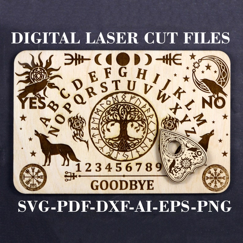 K&ouml;nnte beinhalten: Ein Ouija-Brett aus Holz mit einem Planchette, mit einem Lebensbaum-Design, den Zahlen 1-9, den Buchstaben A-Z und den W&ouml;rtern "YES", "NO" und "GOODBYE".