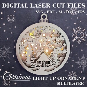 Pu&ograve; includere: Un ornamento natalizio in legno bianco con un design illuminato. L'ornamento presenta una casa, alberi e stelle. Il testo "Christmas Light Up Ornament Multilayer" &egrave; stampato sotto l'ornamento.