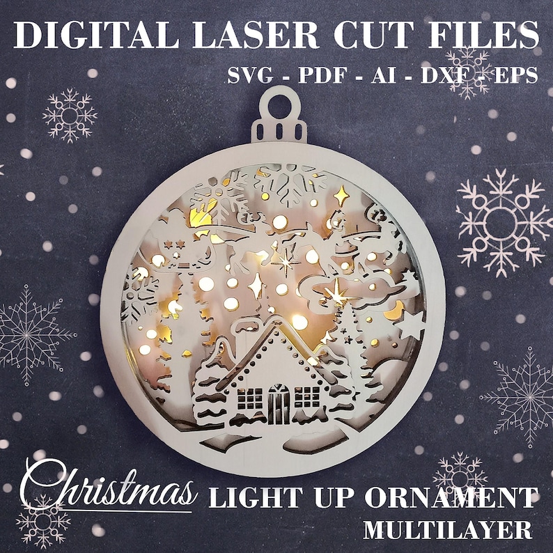 Pu&ograve; includere: Un ornamento natalizio in legno bianco con un design illuminato. L'ornamento presenta una casa, alberi e stelle. Il testo "Christmas Light Up Ornament Multilayer" &egrave; stampato sotto l'ornamento.