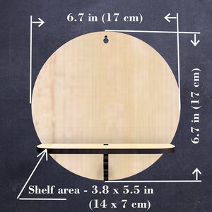 Puede incluir: Una estanter&iacute;a redonda de madera con un di&aacute;metro de 17 cm y una estanter&iacute;a m&aacute;s peque&ntilde;a unida a la parte inferior. El &aacute;rea de la estanter&iacute;a es de 9,6 cm por 14 cm.