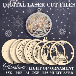 Pu&ograve; includere: Un set di sei progetti di ornamenti natalizi in legno tagliati al laser. Gli ornamenti sono stratificati e presentano una variet&agrave; di scene invernali, tra cui una casa, fiocchi di neve, stelle e una luna. Il testo "Christmas Light Up Ornament" e "SVG - PDF - AI - DXF - EPS MULTILAYER" &egrave; stampato sotto gli ornamenti.