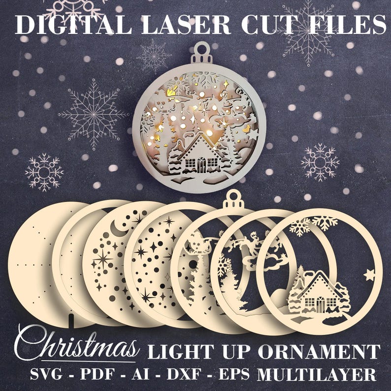 Pu&ograve; includere: Un set di sei progetti di ornamenti natalizi in legno tagliati al laser. Gli ornamenti sono stratificati e presentano una variet&agrave; di scene invernali, tra cui una casa, fiocchi di neve, stelle e una luna. Il testo "Christmas Light Up Ornament" e "SVG - PDF - AI - DXF - EPS MULTILAYER" &egrave; stampato sotto gli ornamenti.
