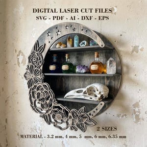 Könnte beinhalten: Ein halbmondförmiges Wandregal aus Holz mit filigranen Blumen- und Sternausschnitten. Das Regal enthält verschiedene Kristalle, Glasflaschen und einen Vogelschädel. Der Text auf dem Bild lautet: DIGITAL LASER CUT FILES.