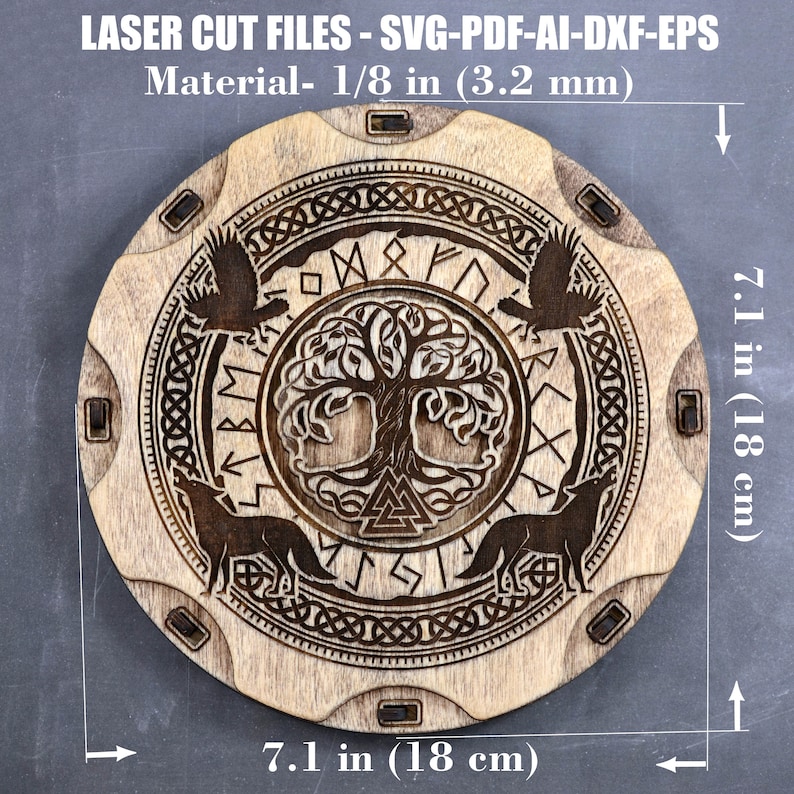 Puede incluir: Una placa redonda de madera con un dise&ntilde;o de &aacute;rbol de la vida cortado con l&aacute;ser rodeado de lobos, p&aacute;jaros y runas. La placa tiene un di&aacute;metro de 18 cm y est&aacute; hecha de madera de 3,2 mm de grosor.