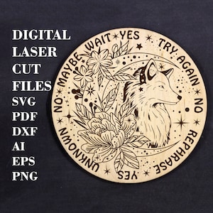 Puede incluir: Un letrero redondo de madera con una ilustración en blanco y negro de un zorro, flores y una luna creciente. El texto alrededor del borde dice "No maybe wait yes try again no rephrase yes".