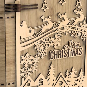 Peut inclure: D&eacute;coration de No&euml;l en bois d&eacute;coup&eacute;e au laser. Elle repr&eacute;sente le P&egrave;re No&euml;l dans un tra&icirc;neau tir&eacute; par des rennes, des flocons de neige, des &eacute;toiles et l'inscription "Merry Christmas". Le design comprend &eacute;galement un village avec des maisons et des arbres.