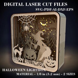 Puede incluir: Caja de luz de Halloween de madera cortada con láser con una bruja, telaraña, gato y calabazas. El texto "HAPPY HALLOWEEN" es visible. El material tiene 3,2 mm de grosor. Diseño para archivos de corte láser digitales.