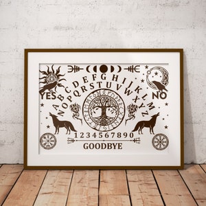 K&ouml;nnte beinhalten: Ein braunes und wei&szlig;es Ouija-Brett mit einem Lebensbaum-Design in der Mitte. Das Brett enth&auml;lt das Alphabet, die Zahlen 1-9 und 0 sowie die W&ouml;rter "YES", "NO" und "GOODBYE".