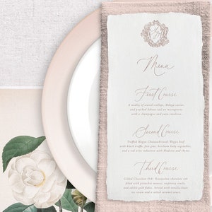 Menus elegantes de tipografia Blush - crista personalizada, papel feito à mão com borda Deckle ou cartolina de algodão - chá de panela, casamento e eventos.