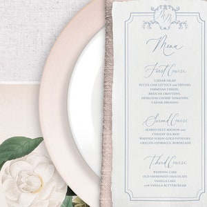 Menus elegantes de tipografia azul empoeirada - crista personalizada, papel artesanal com borda Deckle ou cartolina de algodão - chá de panela, casamento e eventos.