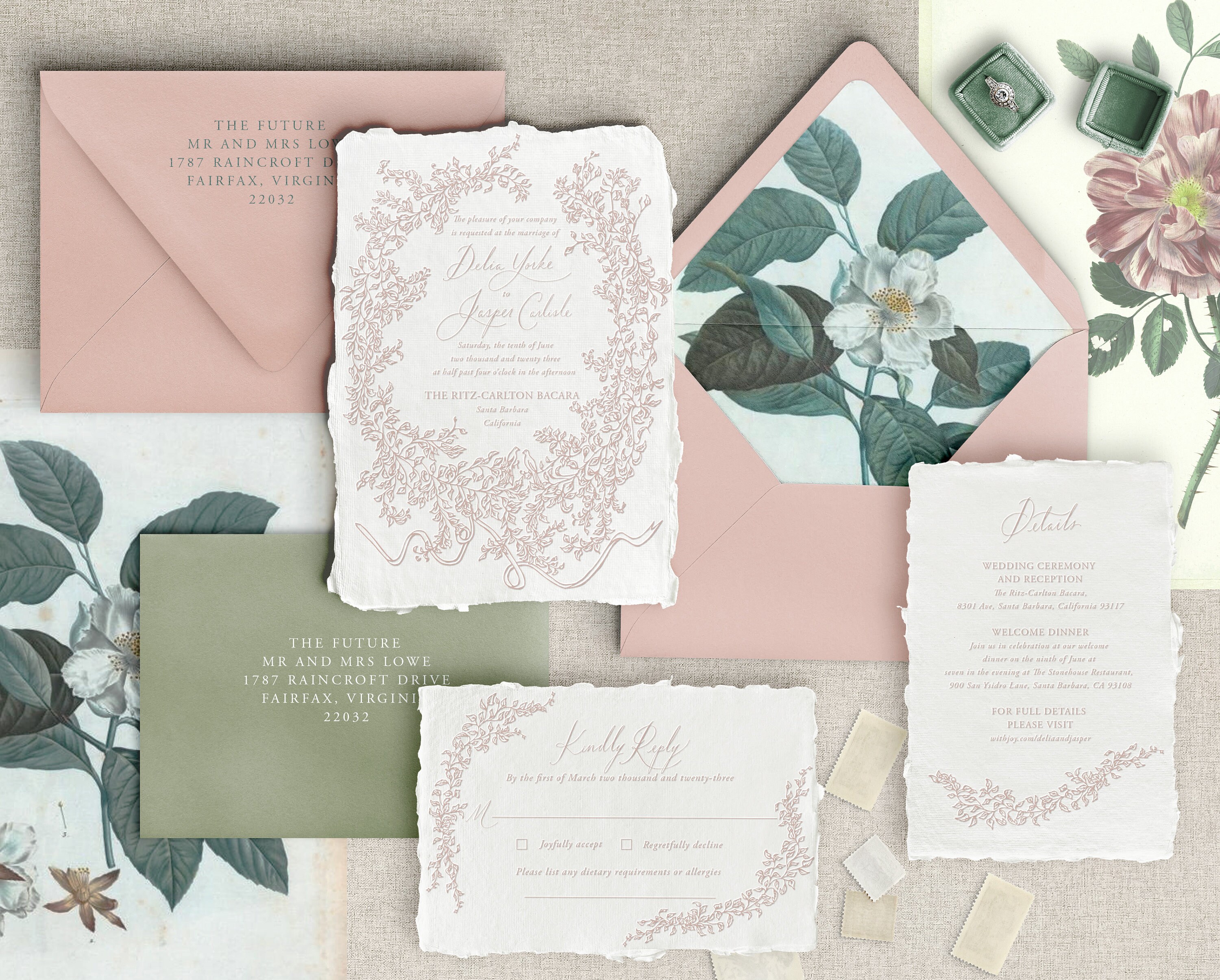 Suite di inviti per matrimonio con decorazioni botaniche artistiche su carta da pacchi fatta a mano, eleganti inviti di lusso con calligrafia per romantici matrimoni in giardino.