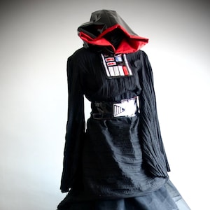 Kostium inspirowany Gwiezdnymi Wojnami Darth Vadera z dużym kapturem, szyty na miarę