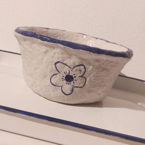 Bol/pot en papier mâché à fleurs bleues de Delft