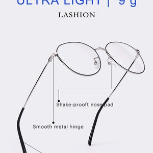 Puede incluir: Gafas redondas plateadas con mangas de goma negra en las patillas. Las gafas pesan 9 gramos y cuentan con una almohadilla nasal a prueba de sacudidas y una bisagra de metal lisa. El texto ULTRA LIGHT | 9 g LASHION es visible en la parte superior de la imagen.