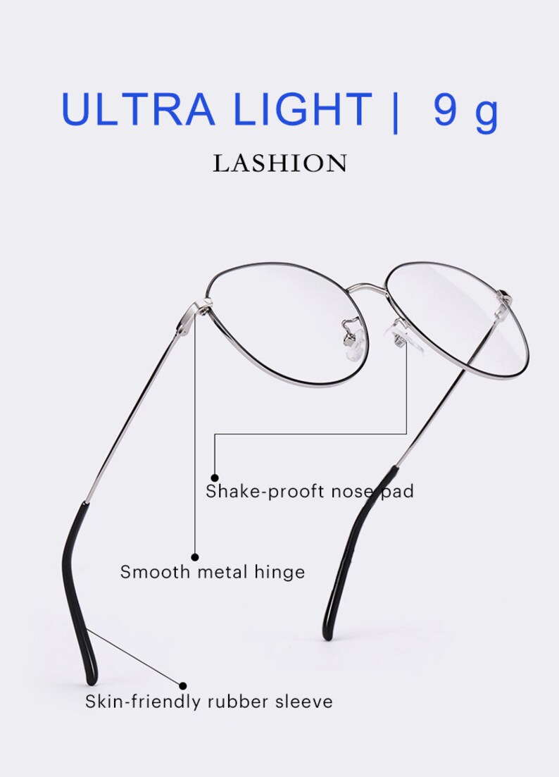 Puede incluir: Gafas redondas plateadas con mangas de goma negra en las patillas. Las gafas pesan 9 gramos y cuentan con una almohadilla nasal a prueba de sacudidas y una bisagra de metal lisa. El texto ULTRA LIGHT | 9 g LASHION es visible en la parte superior de la imagen.