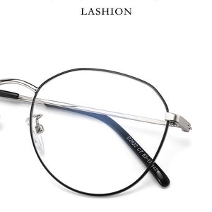 Puede incluir: Gafas redondas con montura negra y lentes tintados de azul. La montura tiene el texto "D2822 C7 53-17 142" impreso en el lateral.