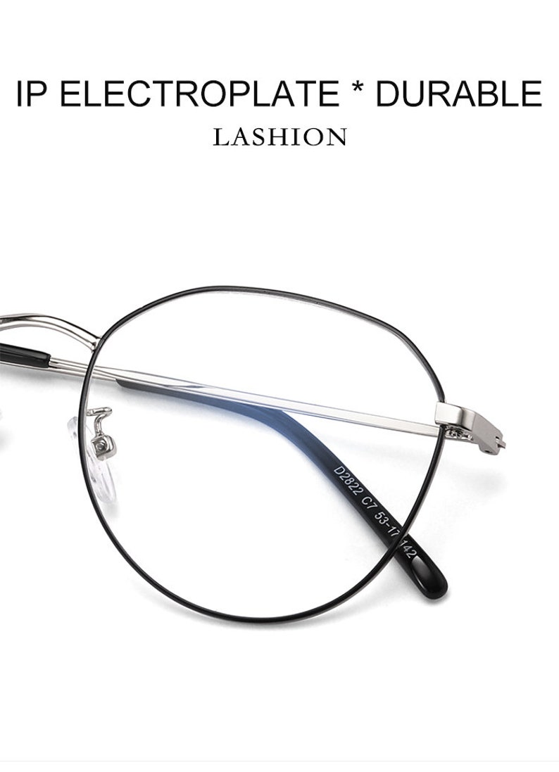 Puede incluir: Gafas redondas con montura negra y lentes tintados de azul. La montura tiene el texto "D2822 C7 53-17 142" impreso en el lateral.