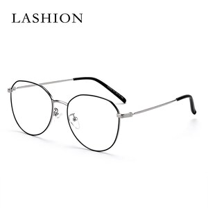 Puede incluir: Gafas con montura negra y aro plateado. Las gafas tienen una forma redonda y ovalada.