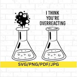Puede incluir: Ilustración en blanco y negro de dos matraces de laboratorio. Un matraz tiene una nube de humo que sale de él. El texto "I THINK YOU'RE OVERREACTING" está encima del segundo matraz. La parte inferior de la imagen tiene el texto "SVG/PNG/PDF/JPG".