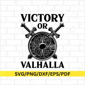 Könnte beinhalten: Schwarzweißes Grafikdesign mit zwei gekreuzten Schwertern und einem Schild mit einem Wikinger-Design. Der Text "VICTORY OR VALHALLA" steht unter dem Bild. Der Text "SVG/PNG/DXF/EPS/PDF" steht unter der Grafik.