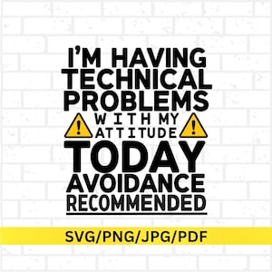 Könnte beinhalten: Schwarz-weißes Grafikdesign mit dem Text "I'M HAVING TECHNICAL PROBLEMS WITH MY ATTITUDE TODAY AVOIDANCE RECOMMENDED". Enthält gelbe Warnsymbole und die Dateitypoptionen: SVG/PNG/JPG/PDF.