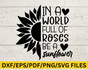 Puede incluir: Gráfico de girasol en blanco y negro con el texto "IN A WORLD FULL OF ROSES BE A sunflower". La imagen también incluye el texto "DXF/EPS/PDF/PNG/SVG FILES". El diseño está sobre un fondo de vetas de madera blanca.
