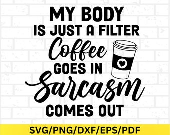 Puede incluir: Diseño gráfico de texto en blanco y negro con una ilustración de taza de café. El texto dice "Mi cuerpo es solo un filtro, el café entra, el sarcasmo sale".