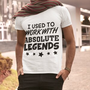 K&ouml;nnte beinhalten: Wei&szlig;es T-Shirt mit schwarzem Text, der "Ich habe mit absoluten Legenden gearbeitet" lautet, und f&uuml;nf schwarzen Sternen.