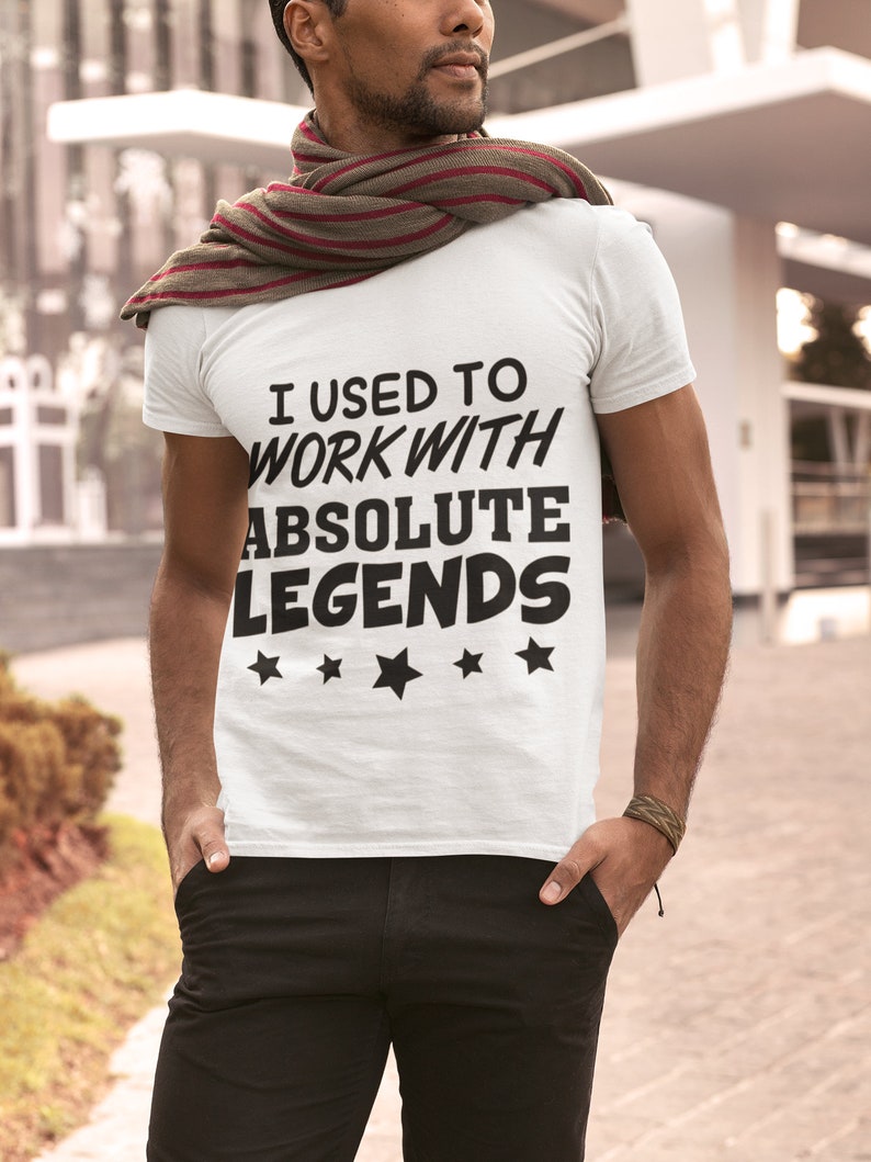K&ouml;nnte beinhalten: Wei&szlig;es T-Shirt mit schwarzem Text, der "Ich habe mit absoluten Legenden gearbeitet" lautet, und f&uuml;nf schwarzen Sternen.