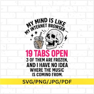 以下が含まれることがあります： 「MY MIND IS LIKE MY INTERNET BROWSER」と「19 TABS OPEN」というテキストが入った白黒のグラフィック。スカル、飲み物、「SVG/PNG/JPG/PDF」の文字が特徴です。