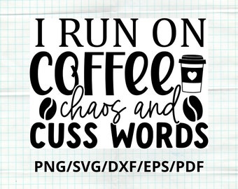 „I Run On Coffee Chaos and Cuss Words” w formacie SVG, zabawny projekt kubka dla miłośników kawy, humor kofeinowy w formacie SVG, śmiały cytat o kawie, pobieranie cyfrowe